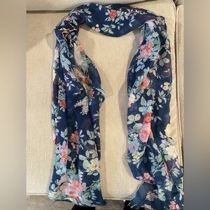 Scarf floral and blue!